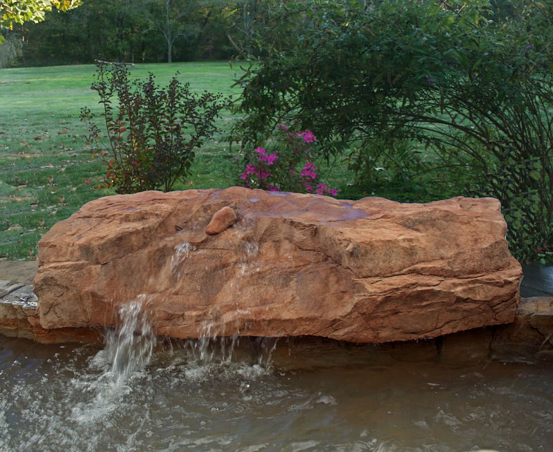 roca artificial rústica en borde de piscina
