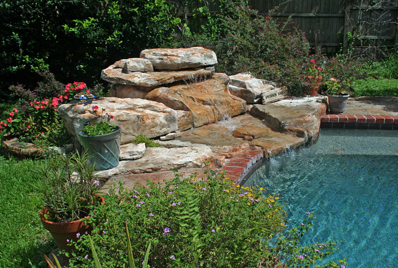 piscina artificial con cascada de roca