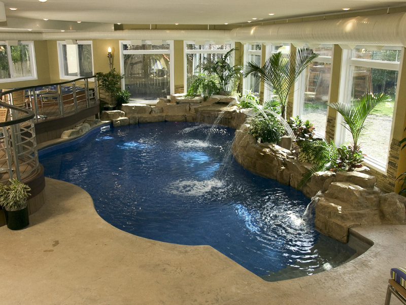cascada artificial en piscina interior