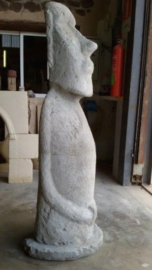 figura de piedra moai primer plano