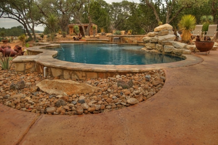 piscina con piedras decorativas