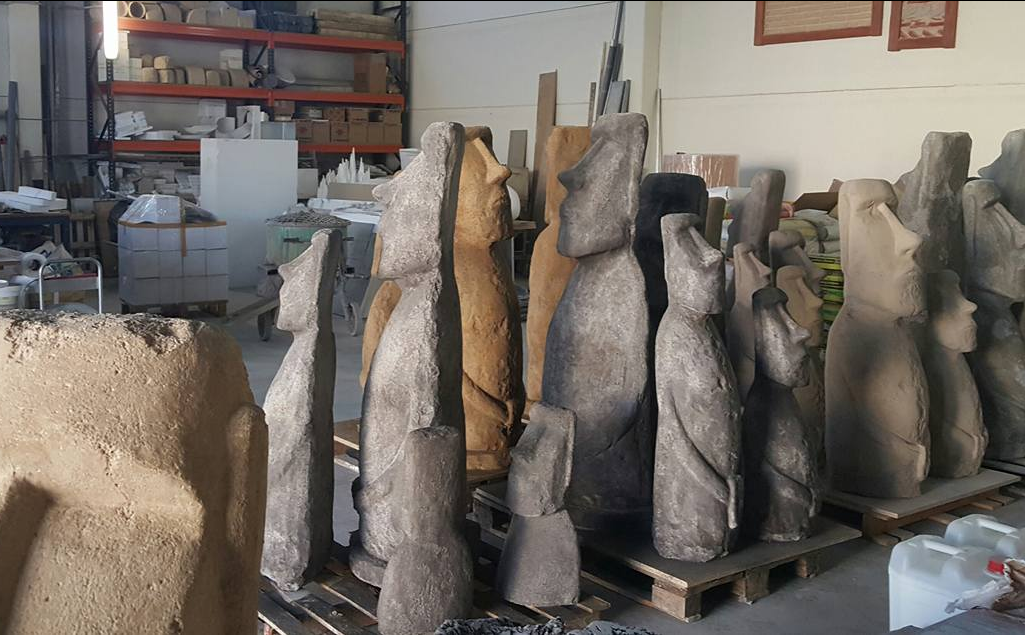 figuras de piedra con forma de moai