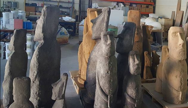 figuras de moai en nuestro taller