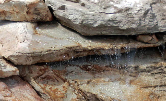 piedra de campo en cascada artificial