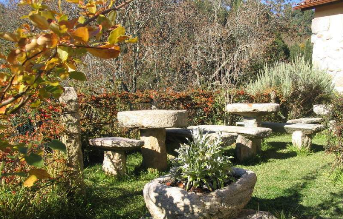 jardín con bancos de piedra